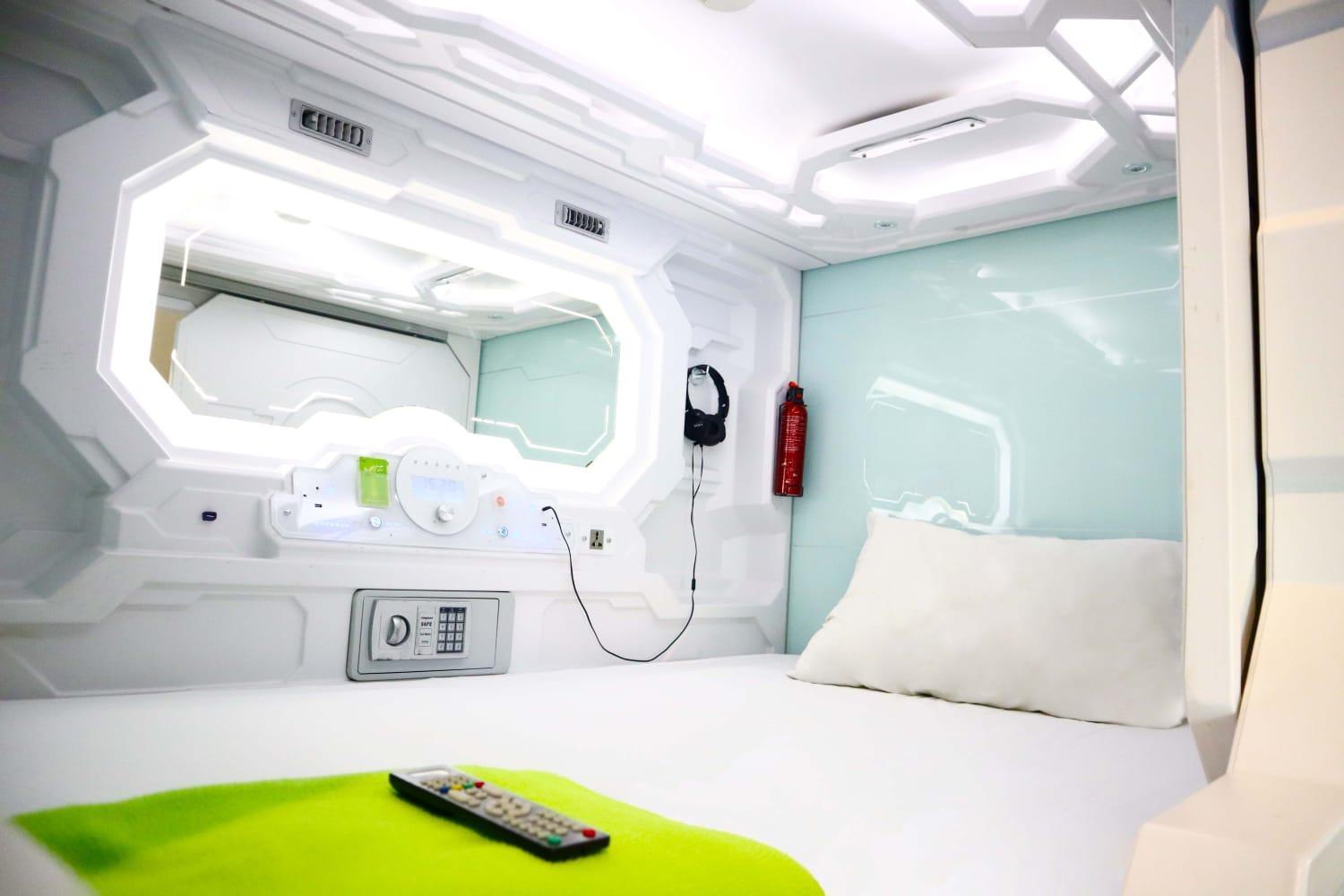 Whiz Capsule Hotel Thamrin Jakarta Exterior foto