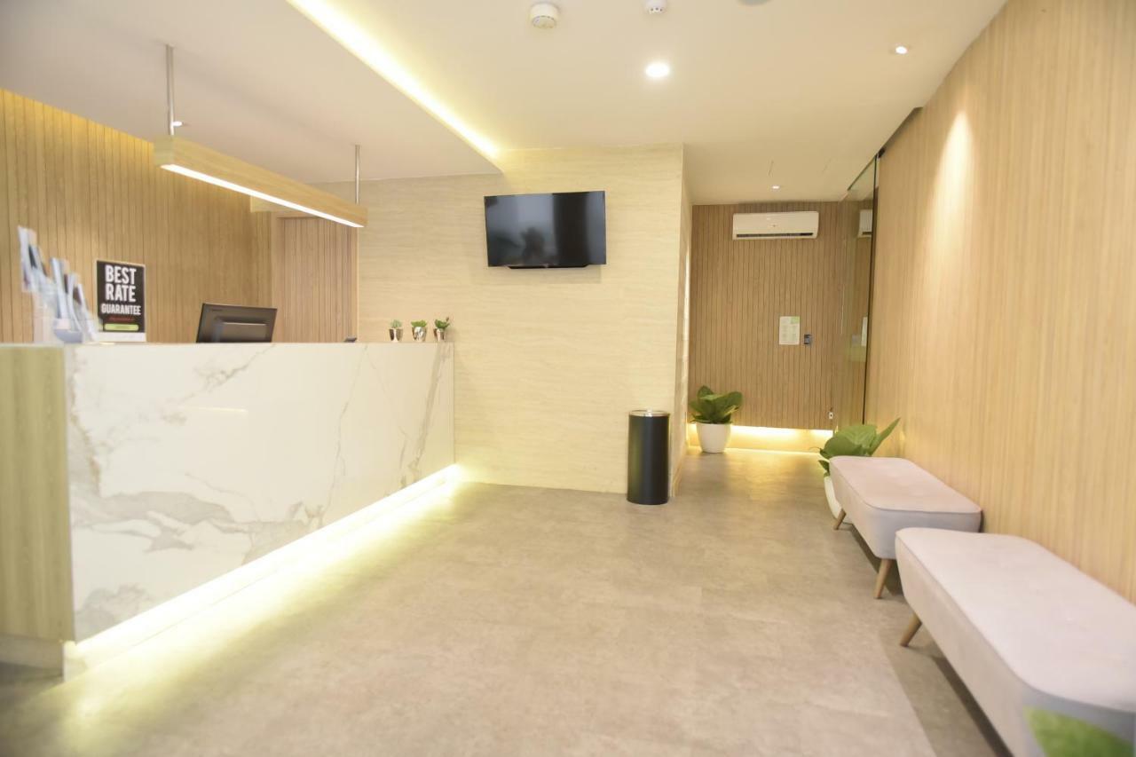 Whiz Capsule Hotel Thamrin Jakarta Exterior foto