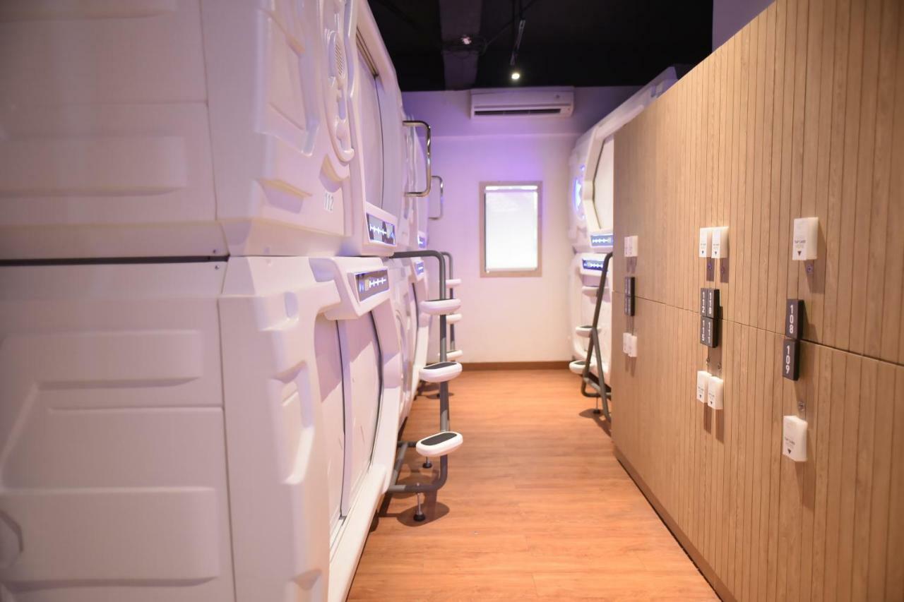 Whiz Capsule Hotel Thamrin Jakarta Exterior foto