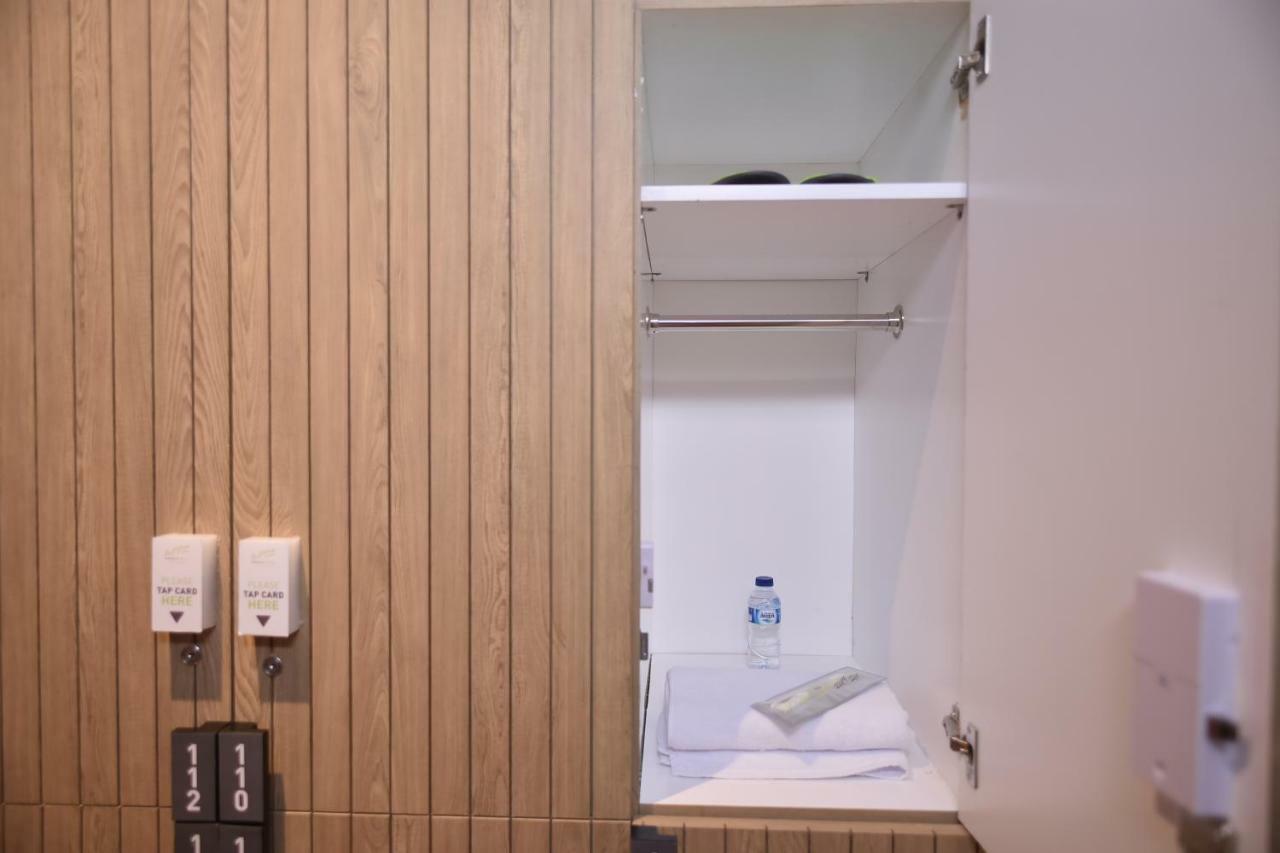 Whiz Capsule Hotel Thamrin Jakarta Exterior foto