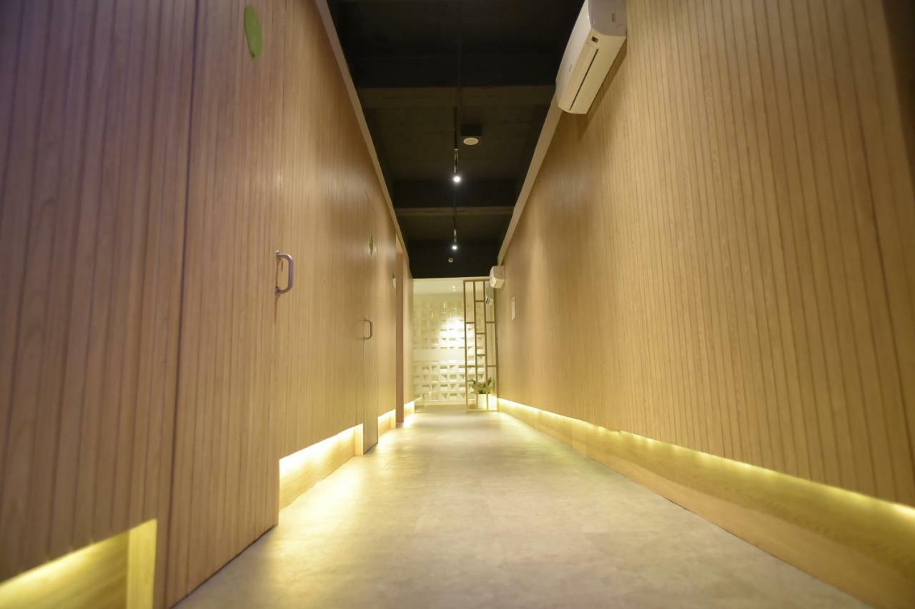 Whiz Capsule Hotel Thamrin Jakarta Exterior foto